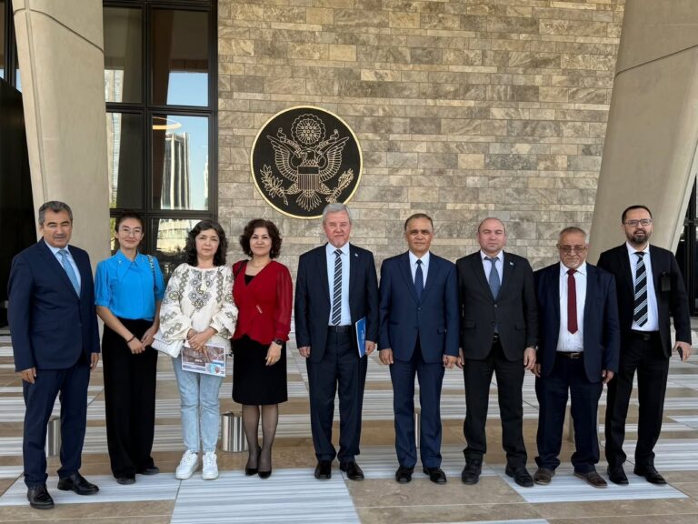 ئامېرىكىنىڭ تۈركىيەدە تۇرۇشلۇق ئەلچىخانىسى رەھبەرلىكى ئۇيغۇر ۋەكىللىرى بىلەن كۆرۈشكەن