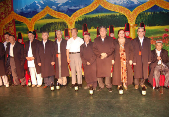 بىر ئەسىرگە نىشانە100كىشىلىك كاتتا يىغىلىش