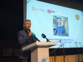 ئۇيۇشمىسىنىڭ رەئىسى مەخمۇتجان