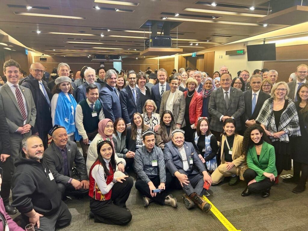 كانادا پارلامېنتىدا يېڭى كەلگەن ئۇيغۇرلارنى كۈتۈۋېلىش مۇراسىمى ئۆتكۈزۈلدى