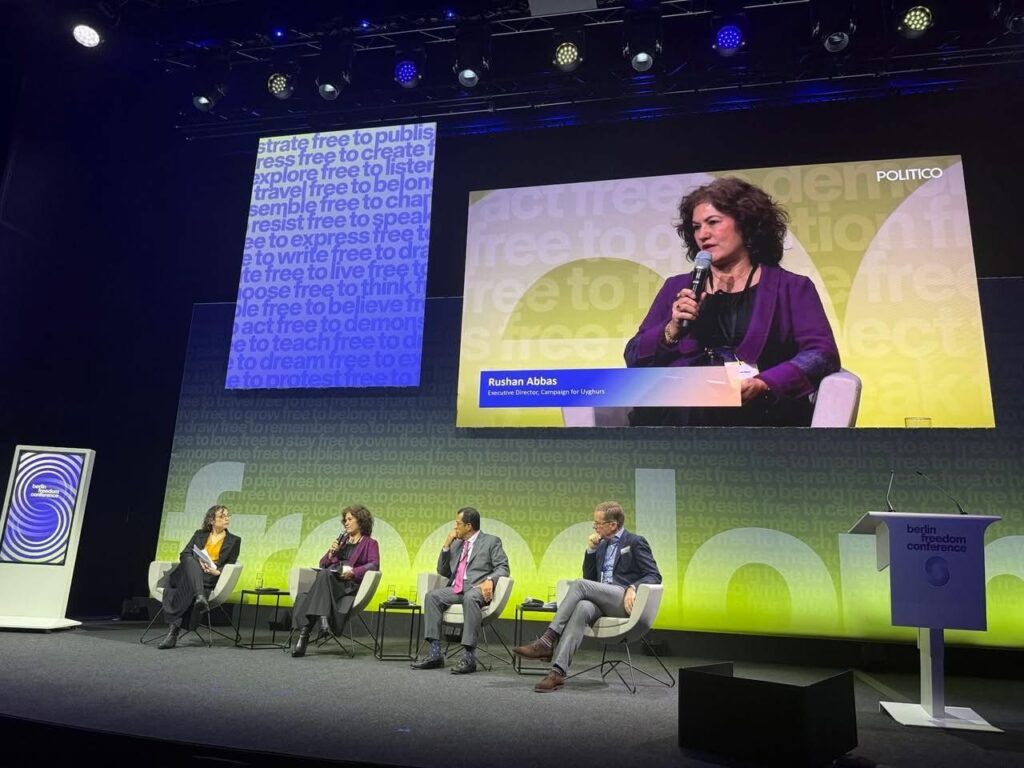 dunya-uyghur-qurultiyi-vekilliri-erkinlik-munbiride