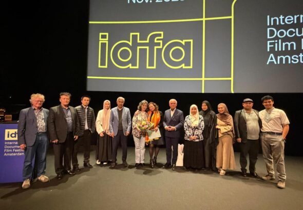 گوللاندىيەدە لاگېر شاھىدى قەلبىنۇر سىدىقنىڭ لاگىر كەچمشى ھەققىدە ئ‍شلەنگەن «ماشىنىنىڭ كۆزى» ناملىق ھۆججەتلىك فىلىم قويۇلغان