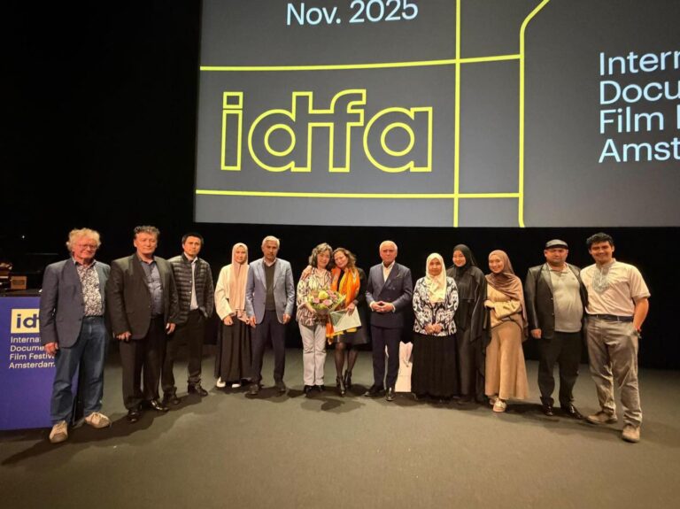 گوللاندىيەدە لاگېر شاھىدى قەلبىنۇر سىدىقنىڭ لاگىر كەچمشى ھەققىدە ئ‍شلەنگەن «ماشىنىنىڭ كۆزى» ناملىق ھۆججەتلىك فىلىم قويۇلغان