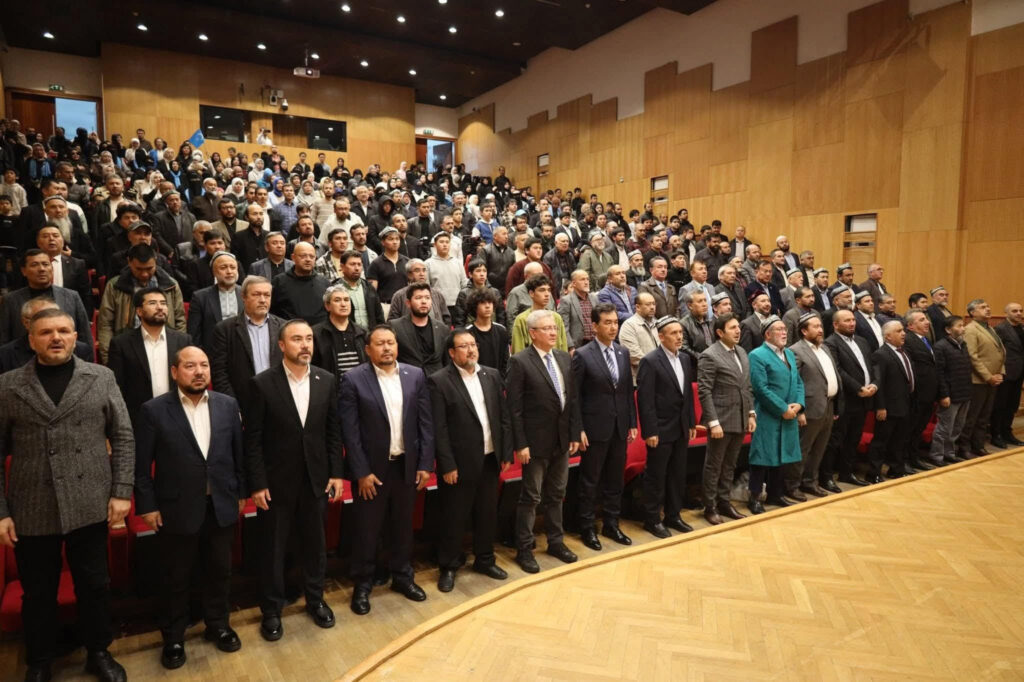 جۇمھۇرىيەت كۈنىنى تۈركىيەدىكى ئۇيغۇرلار داغدۇغىلىق تەبرىكلىدى