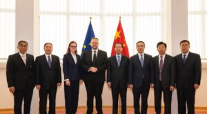 ئوتتۇرىدىكى ئەنگىن ئەر ئوغلى ياۋروپا ئىتتىپاقى پارلامېنتى خىتاي ئىشلىرى پارلامېنت گورۇپپىسىنىڭ باشلىقى