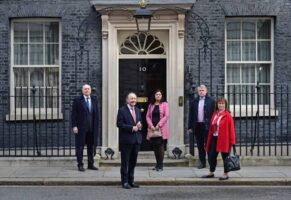 En'gliye-xitay munasiwitide zor burulush: xitay alte neper en'gliye parlamént ezasigha qoyghan jazani bikar qildi